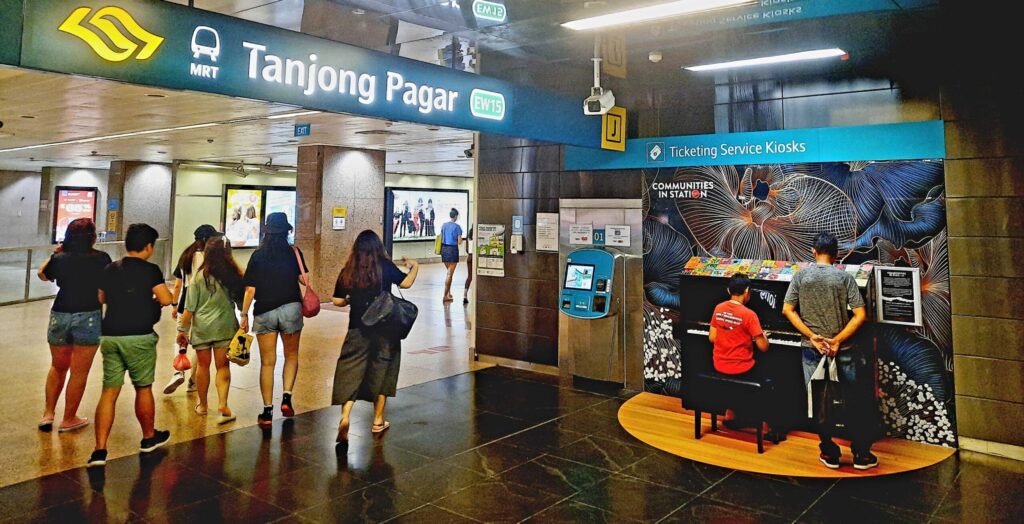 タンジョンパガータンジョン・パガー駅に設置されたピアノでの演奏を楽しむ親子の姿